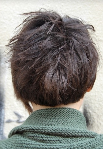 tył fryzury krótkiej, asymetryczny bok, uczesanie damskie zdjęcie numer 191